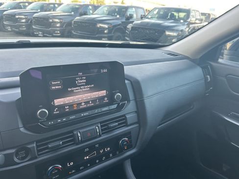 Used 2025 Nissan Pathfinder S image 33