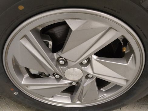 Used 2025 Hyundai Elantra SE FWD image 31