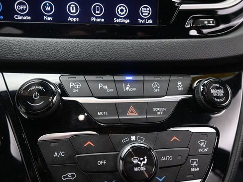 Used 2020 Chrysler Pacifica Touring w/ Advanced Safetytec Group FWD image 25