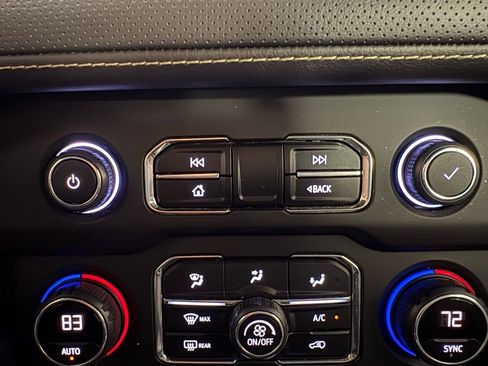 Used 2022 Chevrolet Suburban Premier RWD image 32