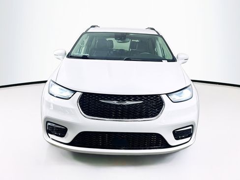 Used 2022 Chrysler Pacifica Touring-L image 2