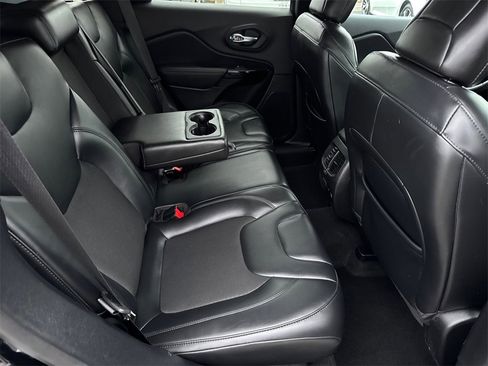 Used 2020 Jeep Cherokee Latitude Plus image 18