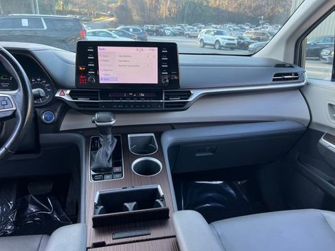 Used 2021 Toyota Sienna XLE image 14