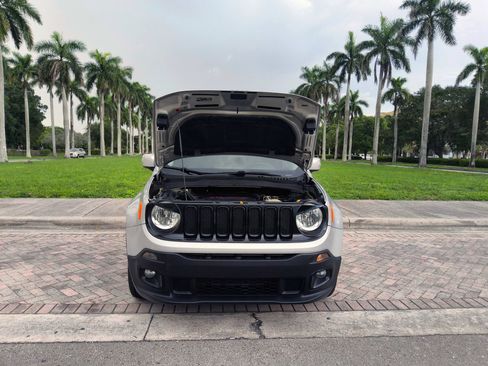Used 2017 Jeep Renegade Altitude FWD image 40
