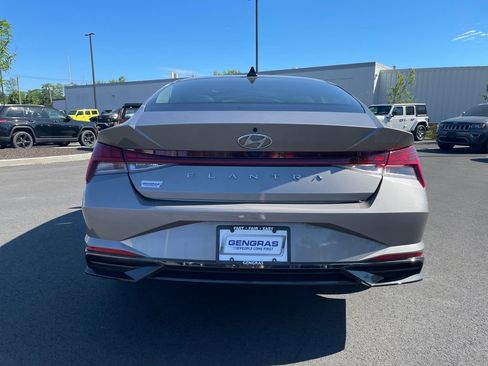 Used 2022 Hyundai Elantra SEL w/ Convenience + Premium Package FWD image 5