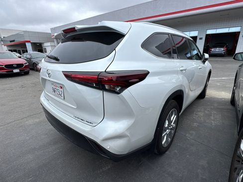 Certified 2025 Toyota Highlander Limited AWD/4WD image 5