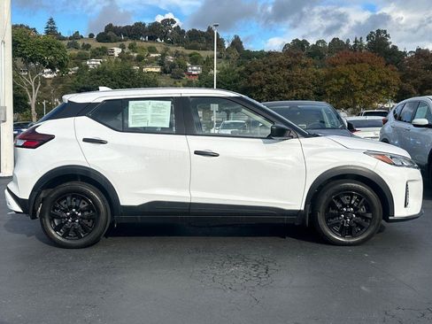 Used 2024 Nissan Kicks S image 2