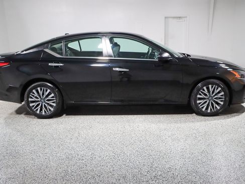 Used 2024 Nissan Altima 2.5 SV FWD image 6