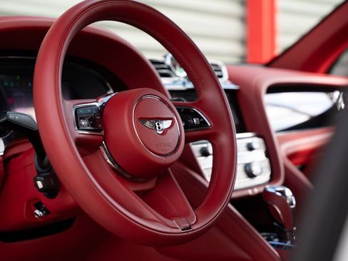 Used 2022 Bentley Bentayga image 6