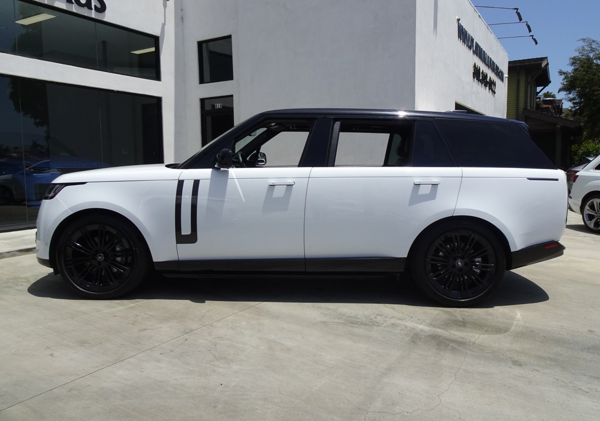 Used 2023 Land Rover Range Rover Long Wheelbase SE AWD/4WD image 3