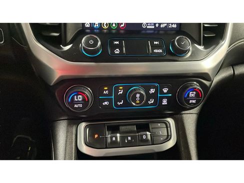 Used 2023 GMC Acadia SLT image 13