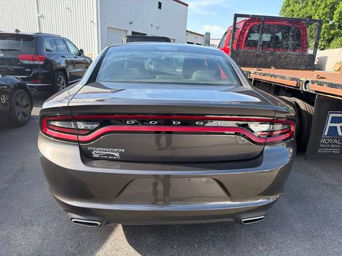 Used 2016 Dodge Charger SE RWD image 4