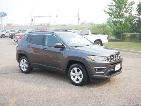 Used 2018 Jeep Compass Latitude w/ Popular Equipment Group AWD/4WD image 3