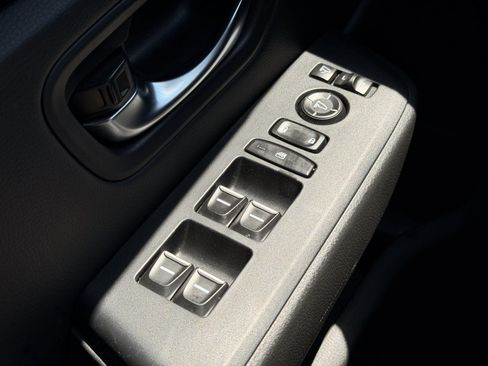 Used 2025 Honda Pilot TrailSport image 17