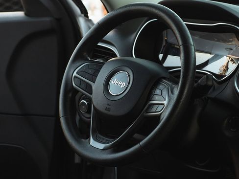 Used 2019 Jeep Cherokee Latitude w/ Popular Appearance Group image 8