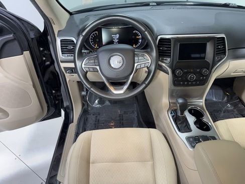Used 2019 Jeep Grand Cherokee Laredo AWD/4WD image 16