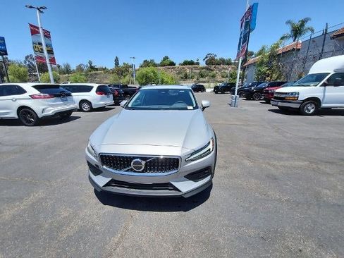 Used 2025 Volvo V60 B5 Cross Country Plus AWD/4WD image 3