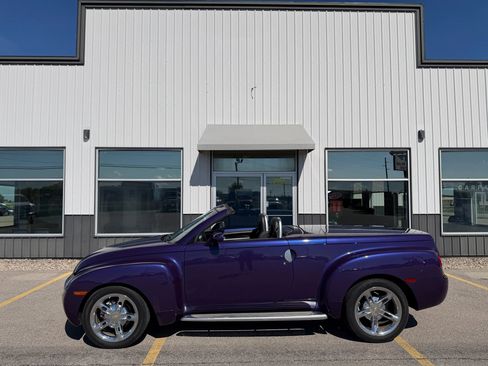 Used 2004 Chevrolet SSR w/ Preferred Equipment Group RWD image 6
