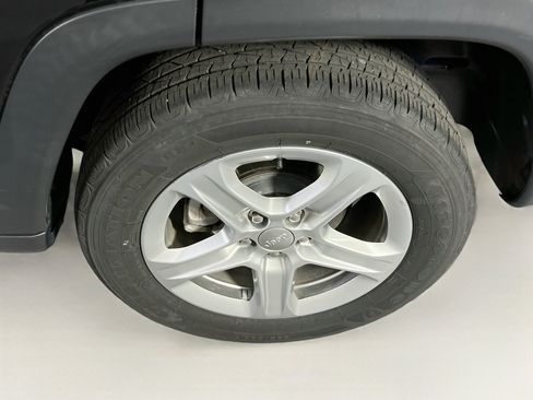 Used 2023 Jeep Compass Latitude AWD/4WD image 28