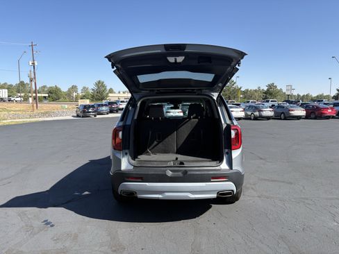 Used 2023 GMC Acadia SLE FWD image 10