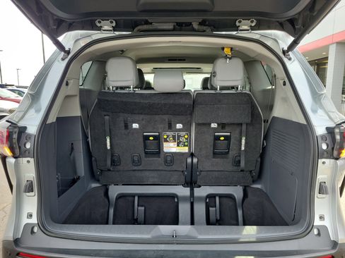Used 2024 Toyota Sienna XLE FWD image 8