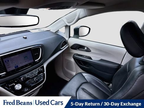 Used 2023 Chrysler Pacifica Touring-L FWD image 28