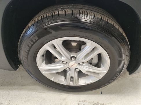 Used 2023 GMC Terrain SLE w/ Driver Convenience Package image 4