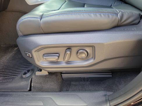 Certified 2025 Toyota Tundra Platinum AWD/4WD image 9