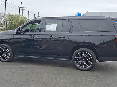 Certified 2024 Chevrolet Suburban RST w/ Luxury Package AWD/4WD image 8