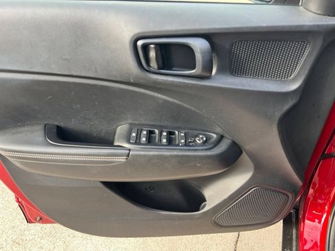 Used 2025 Hyundai Venue Limited FWD image 10