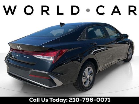 Certified 2025 Hyundai Elantra SE FWD image 3