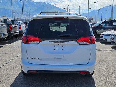 Used 2019 Chrysler Pacifica Touring-L w/ Advanced Safetytec Group FWD image 4