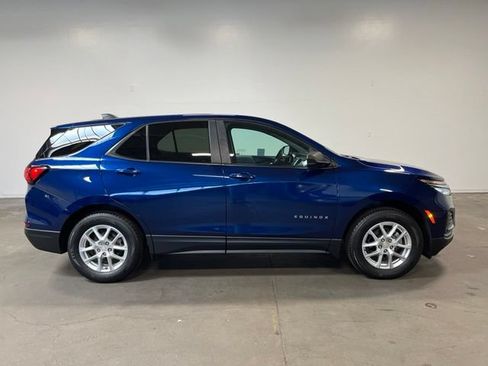 Used 2022 Chevrolet Equinox LS w/ LS Convenience Package AWD/4WD image 2