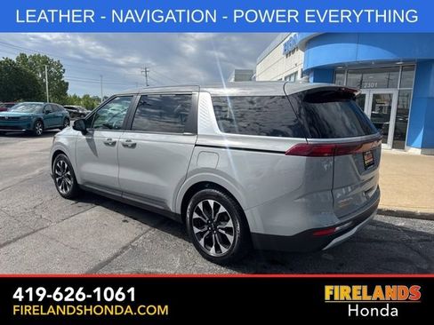 Used 2024 Kia Carnival EX FWD image 3