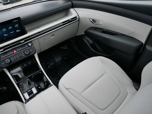 Certified 2025 Hyundai Tucson SE image 11