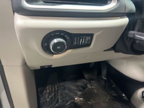 Used 2024 Chrysler Pacifica Touring-L image 21