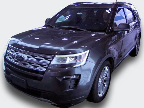 Used 2019 Ford Explorer XLT w/ Equipment Group 202A image 2