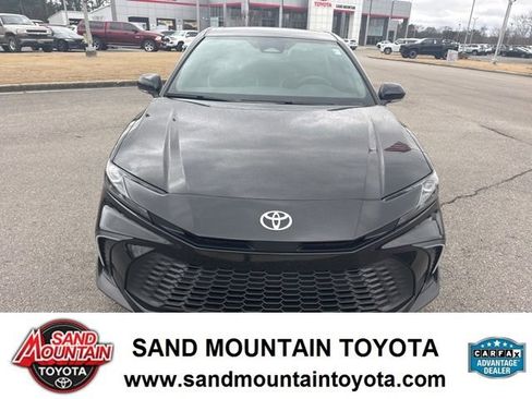 Used 2025 Toyota Camry SE image 8