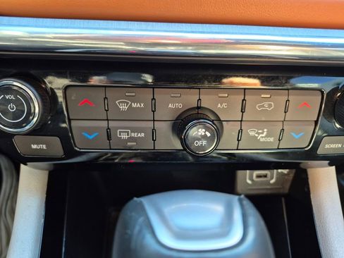 Used 2024 Jeep Compass Limited w/ Sun and Sound Group image 19