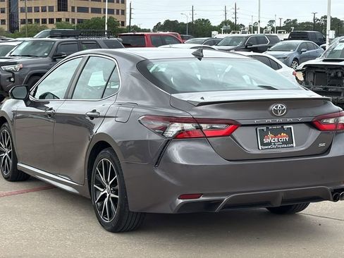 Used 2022 Toyota Camry SE w/ Carpet Mat Package (TMS) image 3