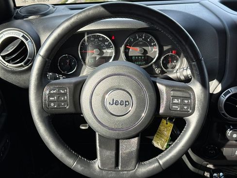 Used 2018 Jeep Wrangler Unlimited Sahara w/ Connectivity Group AWD/4WD image 18