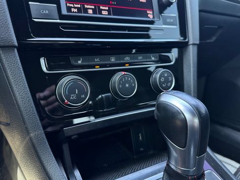 Used 2018 Volkswagen Golf 4-Door FWD image 20
