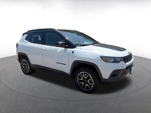 Used 2025 Jeep Compass Trailhawk AWD/4WD image 2