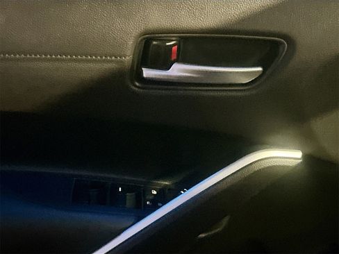 Used 2025 Toyota Corolla Cross XLE image 18