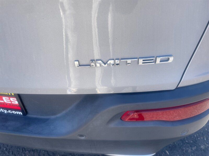 Used 2017 Jeep Cherokee Limited AWD/4WD image 2