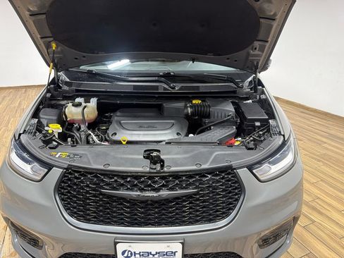 Used 2025 Chrysler Pacifica Limited FWD image 5