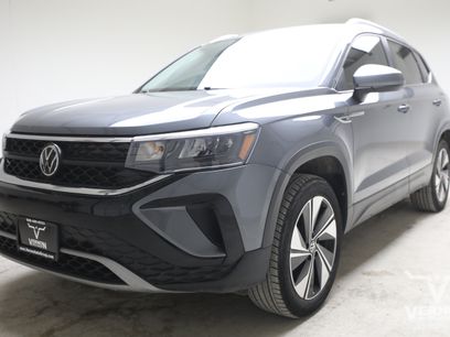 Used 2024 Volkswagen Taos SE w/ Panoramic Sunroof Package