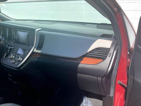 Used 2019 Toyota Sienna Limited Premium FWD image 21