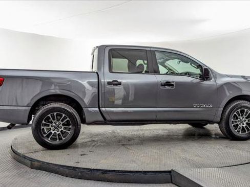 Used 2023 Nissan Titan SV image 9
