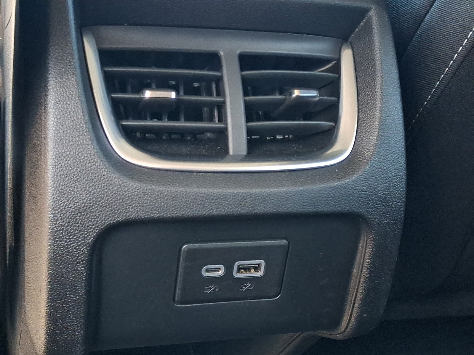 Used 2025 Chevrolet Blazer LT FWD image 12